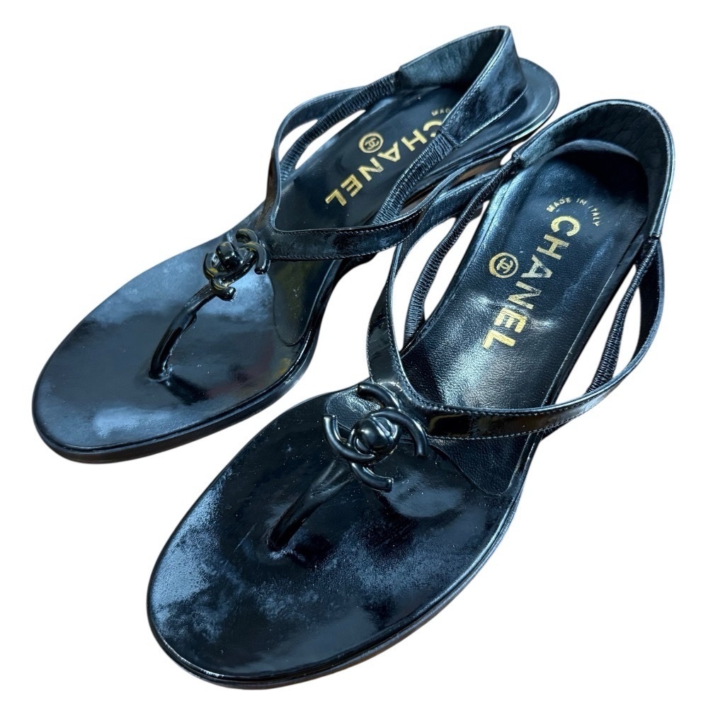CHANEL Black Patent Leather Turnlock Thong Sandals with CC Logo